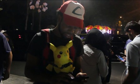 Đoạn phim tài liệu cho thấy người ta điên cuồng chơi Pokemon GO đến thế nào