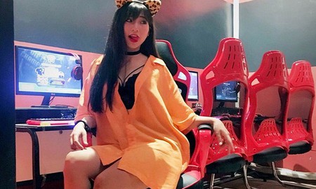 Hotgirl ăn mặc hở hang mời gọi game thủ tới quán bắn... game online