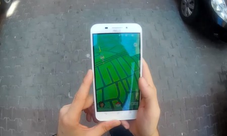 Top smartphone pin khủng, giá lại rẻ thích hợp chiến Pokemon GO