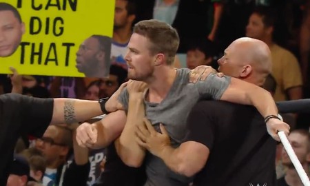 Siêu anh hùng 'Cung Xanh' lao lên đài WWE tẩn cả võ sĩ