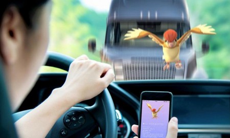 Xử lý nghiêm người vừa lái xe vừa chơi Pokemon Go