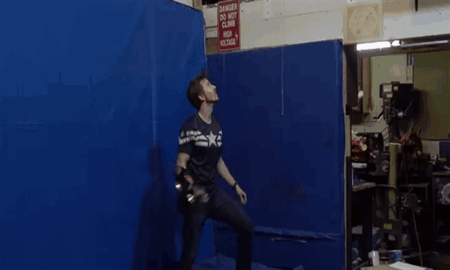 Anh chàng cosplay chế tạo khiên Captain America tự quay về như trong phim
