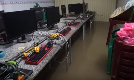 Bất chấp quê nhà vừa ngập trong nước lũ, game thủ Đột Kích đã sớm quay trở lại làm video phục vụ fan