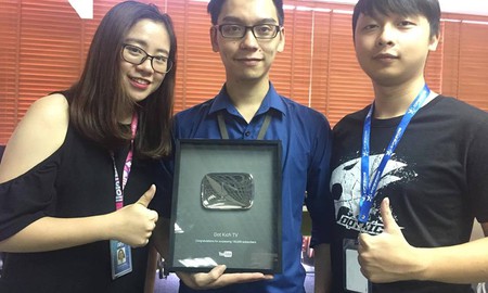 Đột Kích là tựa game online đầu tiên tại Việt Nam nhận được Nút Bạc Youtube