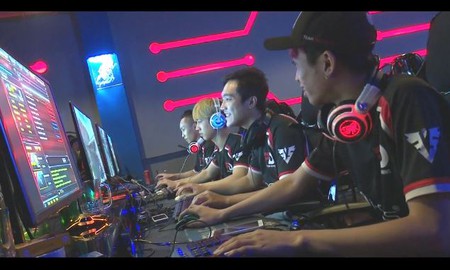 Series “Phía Sau Tâm Ngắm” của Đột Kích: Chiến binh sắt Rambo “hé lộ” những góc khuất đời game thủ