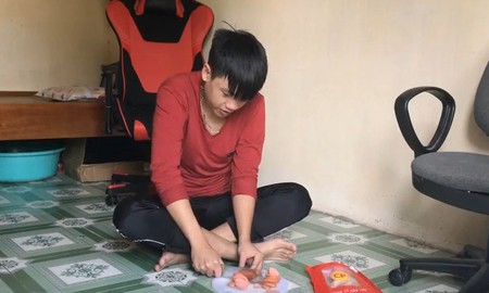 Ngỡ ngàng trước cuộc sống bình dị của ông hoàng youtuber Đột Kích Việt Nam