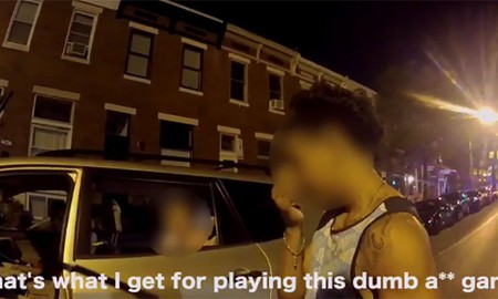 Mải chơi Pokemon GO, anh chàng này đâm thẳng vào xe cảnh sát