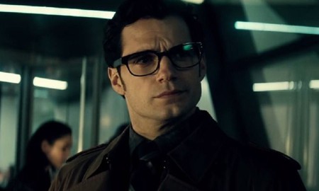 Vì sao Superman chỉ đeo mỗi cái kính vào là không ai nhận ra?