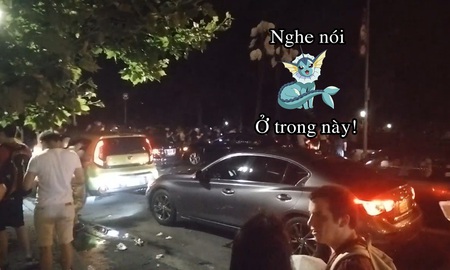 Choáng với cảnh hàng trăm game thủ Pokemon GO đổ xô đi bắt Pokemon giữa đêm