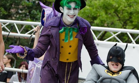 Cảm động anh chàng chế bộ đồ cosplay Batman cho người bạn tật nguyền