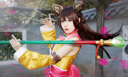 Lạ mắt với cosplay Hoàng Dung trong game di động Anh Hùng Xạ Điêu