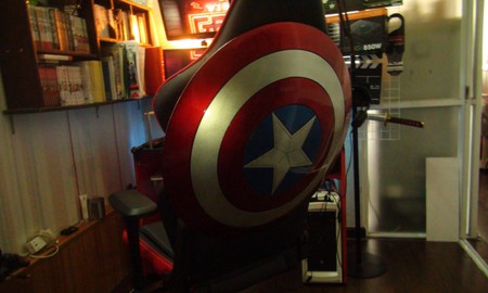 Mê siêu anh hùng, game thủ Việt này chế hẳn ghế gắn khiên Captain America đằng sau