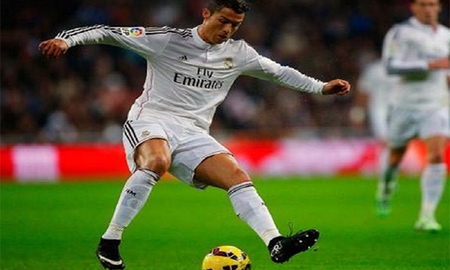 Làm thế nào thực hiện kĩ thuật Ronaldo chop ‘điệu’ như CR7 trong FIFA Online 3?