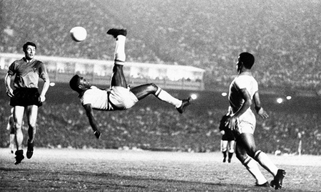 Thực hiện siêu phẩm “Xe đạp chổng ngược” – Bicycle kick trong FIFA Online 3