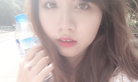 Có “gấu” xinh xắn lại còn cùng chơi game, anh chàng này thật đáng ngưỡng mộ!