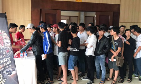 Nhìn những hình ảnh ở buổi offline game này, ai còn dám bảo người Việt không biết xếp hàng nơi công cộng?