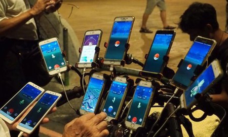 Đam mê Pokemon Go quá độ, cụ ông 70 tuổi "đầu tư" hẳn 11 chiếc smartphone để thỏa mãn cơn ghiền