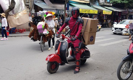 Gã lính đánh thuê Deadpool khi sang Việt Nam cũng phải làm shipper kiếm cơm đấy!
