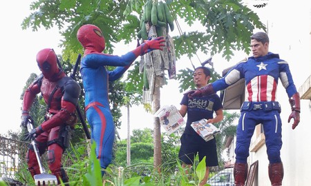 Thanh niên khoe ảnh chụp thân mật cùng cả dàn siêu anh hùng, còn cả gan sai Spiderman, Deadpool và Captain đi bọc đu đủ