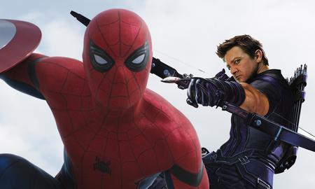 Để ủng hộ "người anh em", Spider-Man đã dùng mũi tên... cắm vào người kẻ thủ ác để minh chứng Hawkeye là thiện xạ đỉnh cao