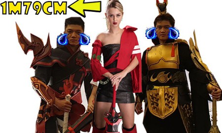 Đứng đến… nách cô nàng người mẫu Tây, đây có lẽ là lần cosplay "đáng quên" nhất của 2 thanh niên Việt