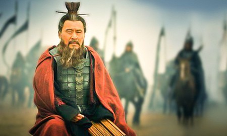 Cả đời chưa từng khuất phục bất cứ kẻ nào, Tào Tháo lại tự nguyện quỳ gối mang giày cho 1 người duy nhất trước vạn quân