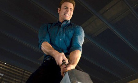 Sự thật gây sốc: Trong Age of Ultron thì Captain America đã có thể nhấc búa Mjolnir nhưng lại không làm vì sợ Thor buồn
