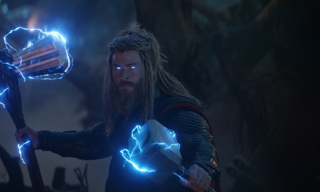 Stormbreaker và Mjolnir: Đâu mới là vũ khí quyền năng hơn của Thor?