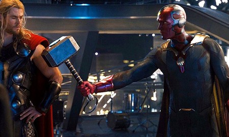 Fan Marvel tranh cãi dữ dội về việc Vision không xứng đáng nhấc búa thần Mjolnir bằng Captain America