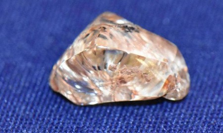 Người phụ nữ tìm thấy viên kim cương màu vàng 3,72 carat khi đang xem video trên YouTube về... cách tìm kim cương