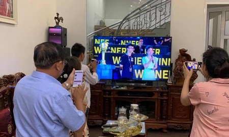 Hạnh phúc game thủ: Cả nhà quây quần xem livestream giải đấu, sẻ chia niềm vui chiến thắng