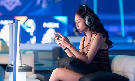 Chi Pu cổ vũ các đội tuyển PUBG Mobile VN tại chung kết PMCO 2019 khu vực Việt Nam