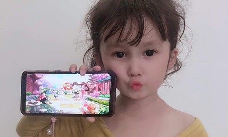 “Cưng muốn xỉu” game thủ nhí “được” bố trưng dụng tham gia event lấy quà, bé tí đã có nét “hot girl”