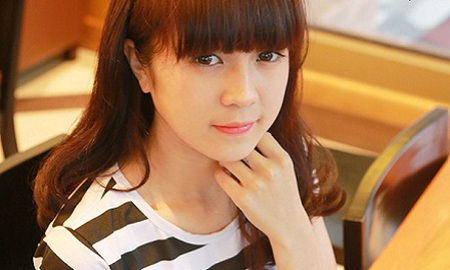 Ngắm nữ game thủ tuổi teen chơi game di động