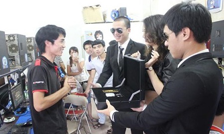 “Đột kích” hàng net, game thủ ngỡ ngàng nhận iphone vàng