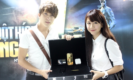 Đột Kích tặng iPhone 5 nạm vàng tới tay game thủ