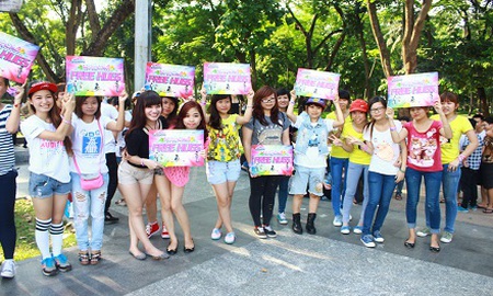 Game thủ xuống phố “đòi ôm” du khách nước ngoài