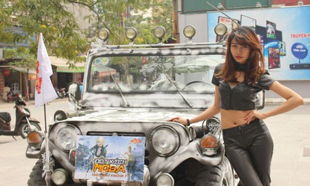 Hotgirl Đột Kích khoe đường cong trên phố