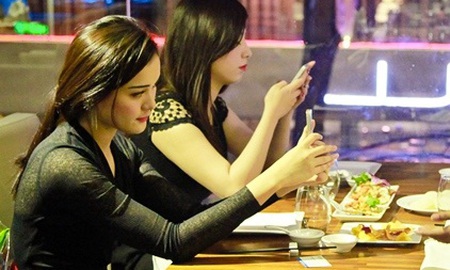 Chơi game được ăn tối với 4 hot girl Việt