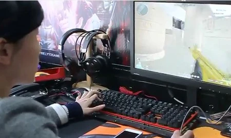 Xem nữ game thủ Việt trổ tài bắn Đột Kích