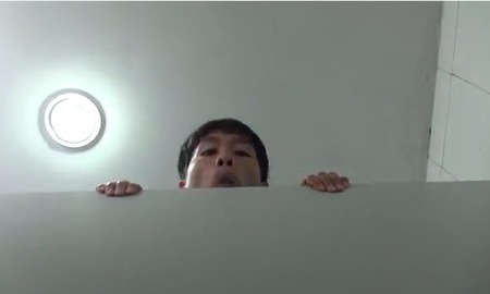 Bắt quả tang đang "ấy" trong WC