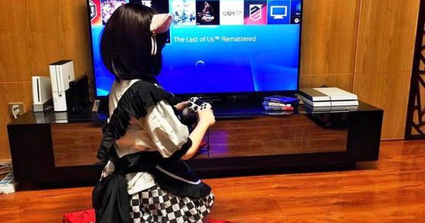 Rảnh rỗi, thanh niên cho búp bê ngồi chơi game PS4